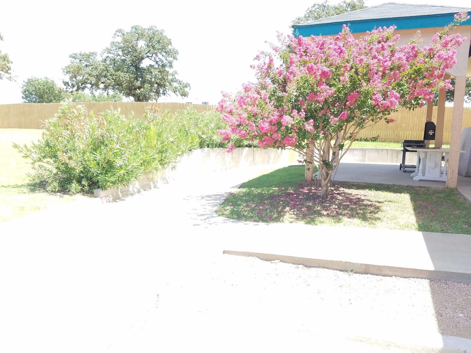 Quality One Motel Weatherford Esterno foto